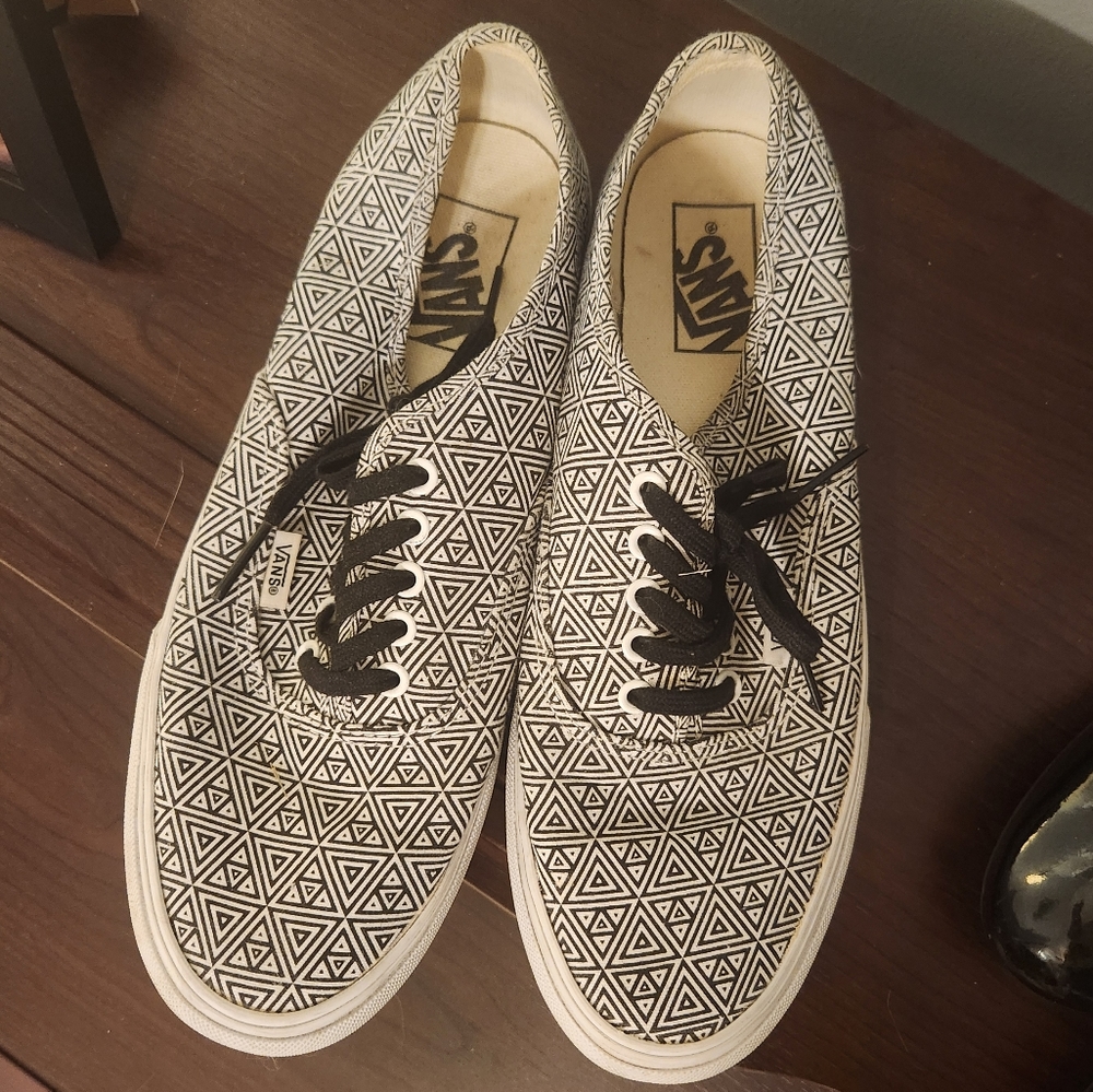Vans Authentic Slim Women’s 9.5 Black & White Triangle Geometric Pattern
